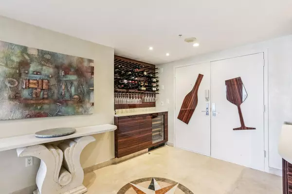 Miami Beach, FL 33139,1800 Sunset Harbou DR Ph-6