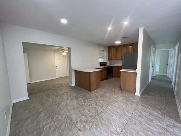 Port Saint Lucie, FL 34983,285 SE Abeto LN