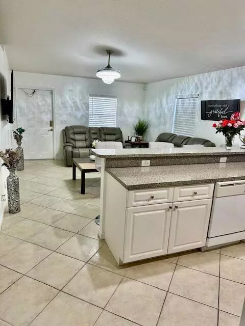 Greenacres, FL 33463,4942 Dillon ST