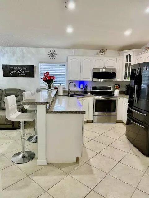 Greenacres, FL 33463,4942 Dillon ST