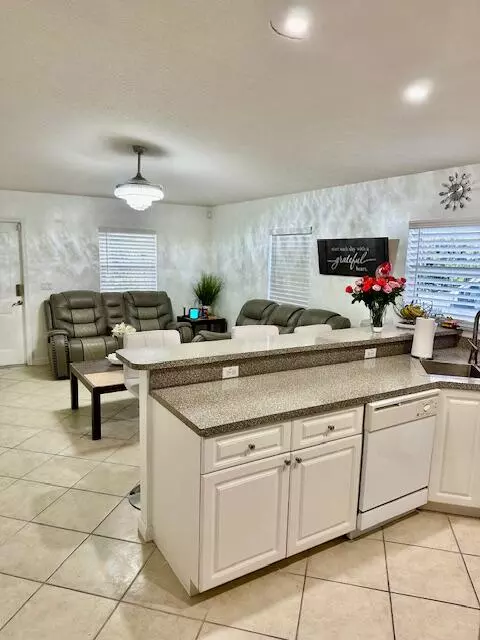 Greenacres, FL 33463,4942 Dillon ST