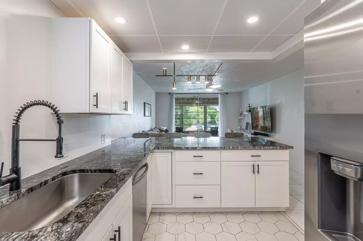 Plantation, FL 33313,7100 NW 17th ST 220