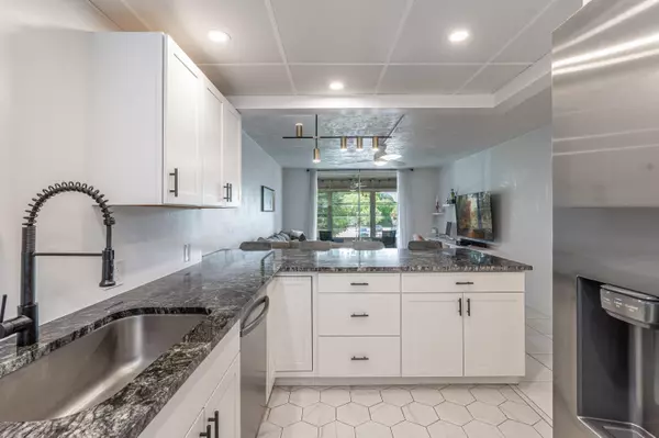 7100 NW 17th ST 220, Plantation, FL 33313