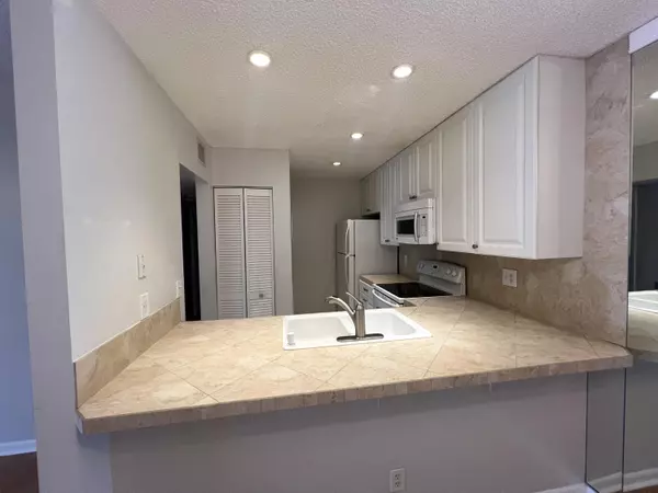 Palm Beach Gardens, FL 33410,3402 Gardens East DR 18b