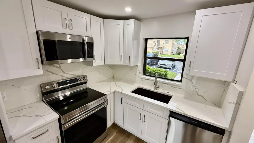 21905 Lake Forest CIR 101, Boca Raton, FL 33433