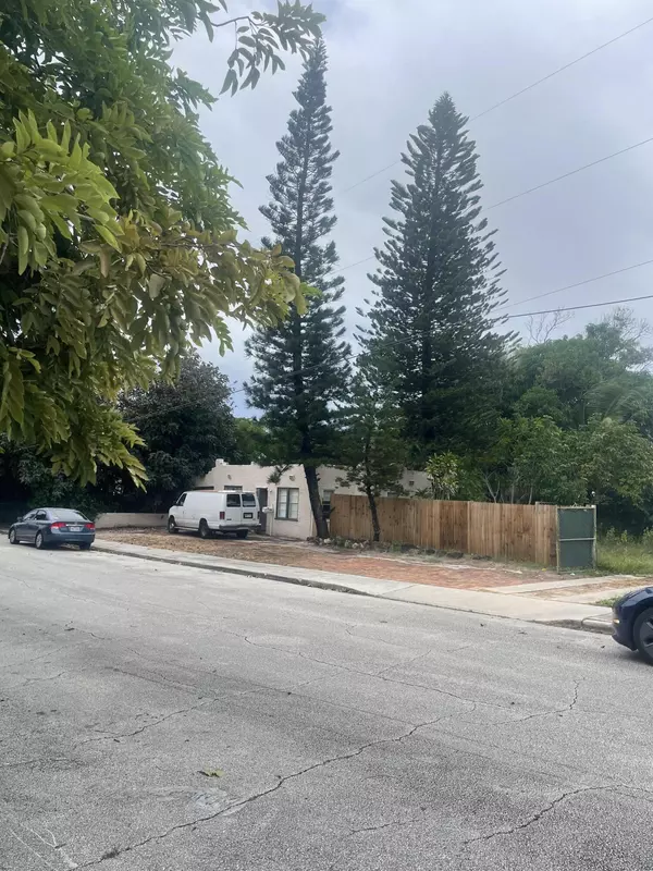 West Palm Beach, FL 33405,818 Briggs ST