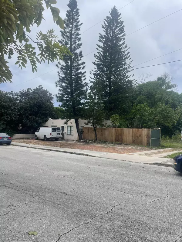 West Palm Beach, FL 33405,818 Briggs ST