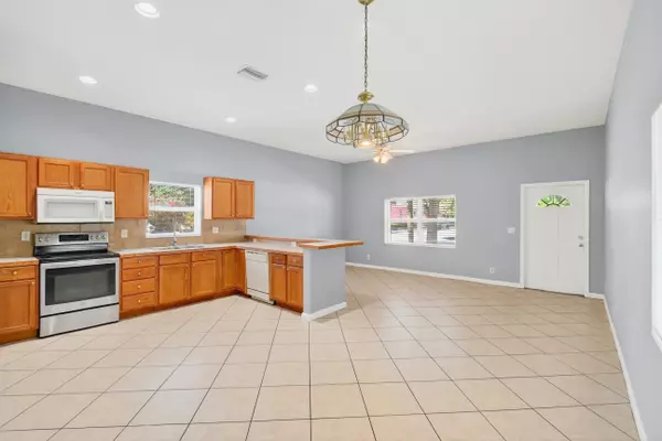 Lake Worth Beach, FL 33460,332 S E ST