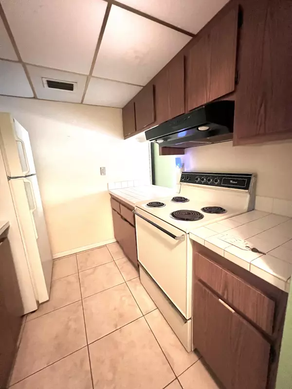 West Palm Beach, FL 33401,2000 N Congress AVE 206k