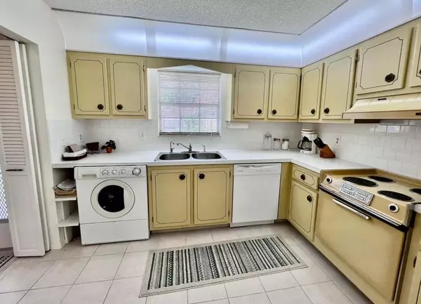 Lake Worth, FL 33467,135 Amherst LN