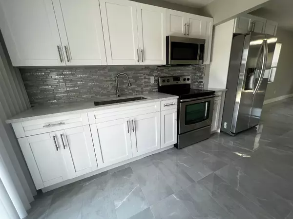 2067 Laura LN B, West Palm Beach, FL 33415