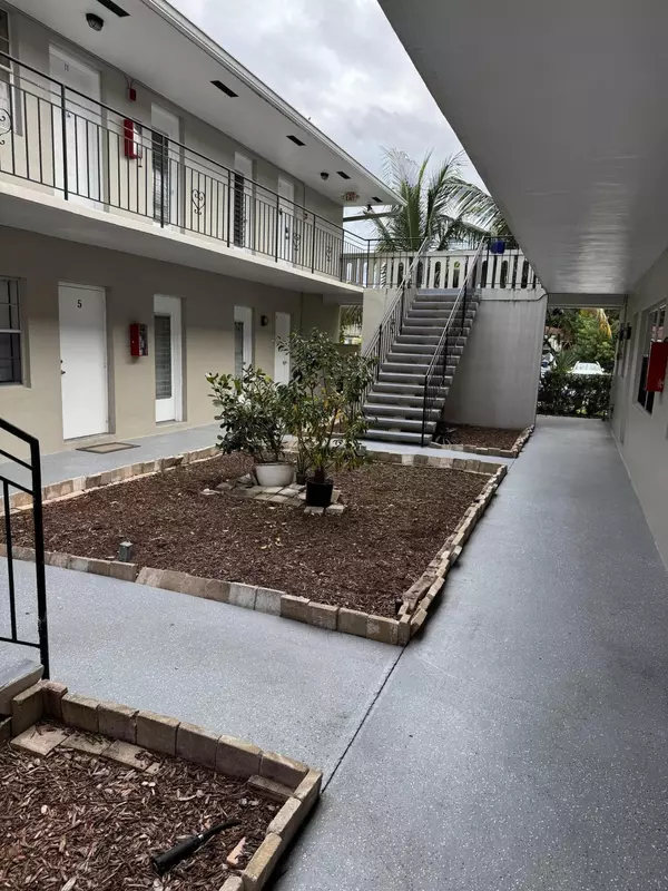 North Miami Beach, FL 33162,2151 NE 168th ST 3