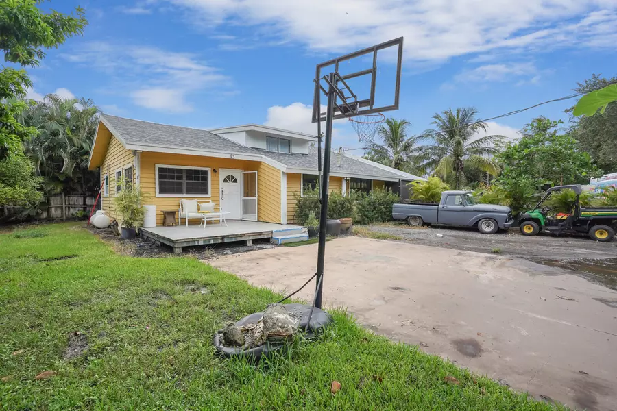 5239 Club RD, Haverhill, FL 33415