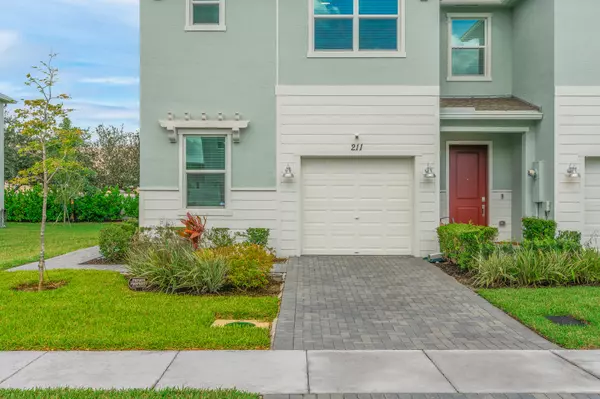 211 SE Woodbark ST, Port Saint Lucie, FL 34984