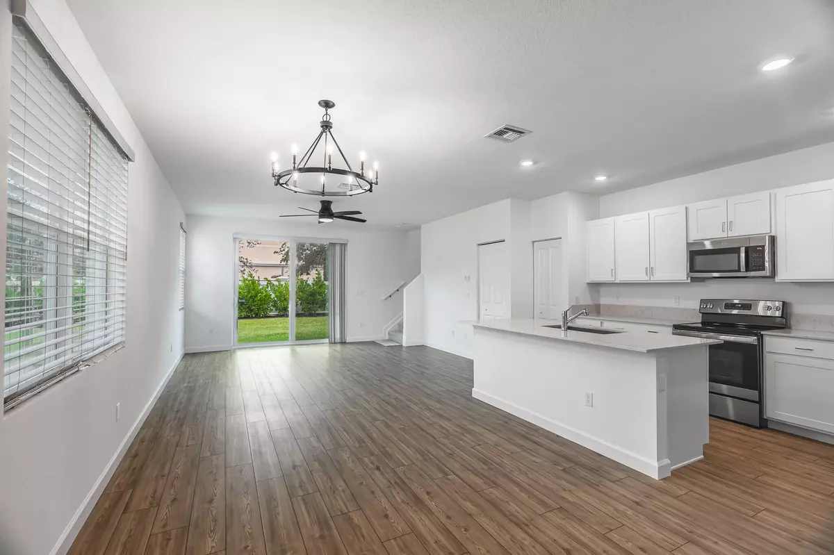 Port Saint Lucie, FL 34984,211 SE Woodbark ST