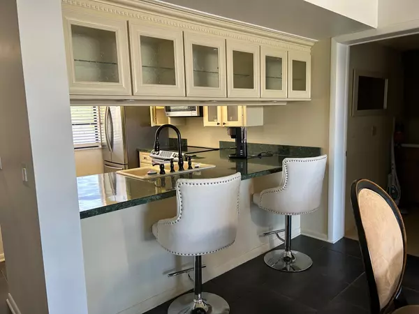 West Palm Beach, FL 33401,3635 Whitehall DR 304