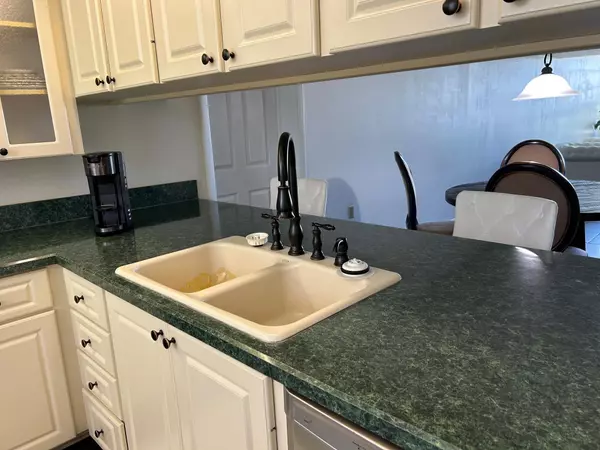 West Palm Beach, FL 33401,3635 Whitehall DR 304