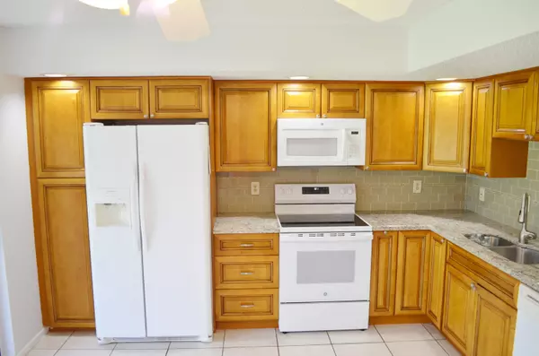 Delray Beach, FL 33484,5220 Las Verdes CIR 211