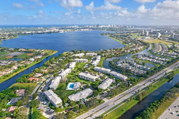 West Palm Beach, FL 33401,3650 Whitehall DR 202