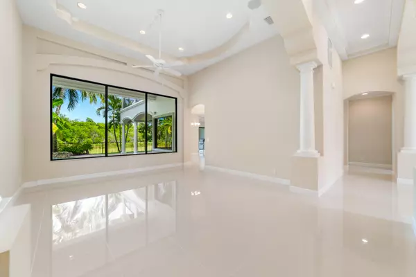 Port Saint Lucie, FL 34952,174 SE Strada Tione
