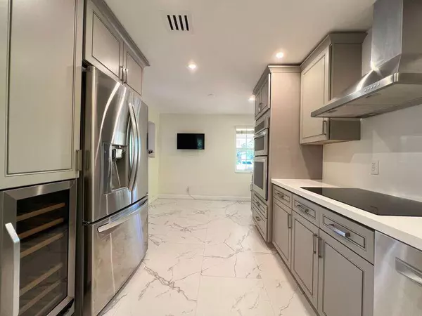 Hollywood, FL 33020,2615 Mckinley ST