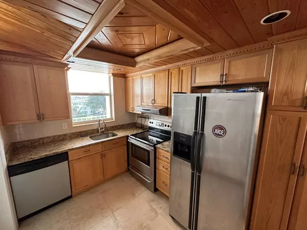 North Palm Beach, FL 33408,104 Paradise Harbour Blvd 502