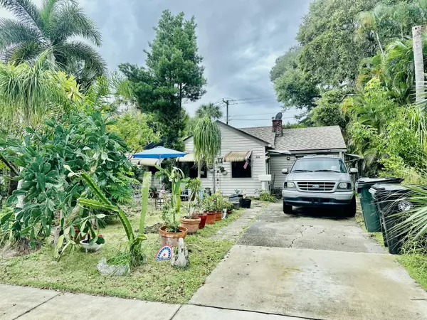 Lake Worth Beach, FL 33460,809 N Lakeside DR