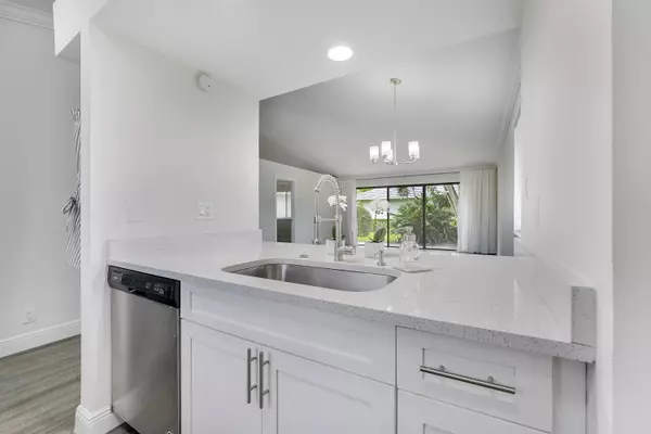 Palm Beach Gardens, FL 33418,828 Club DR
