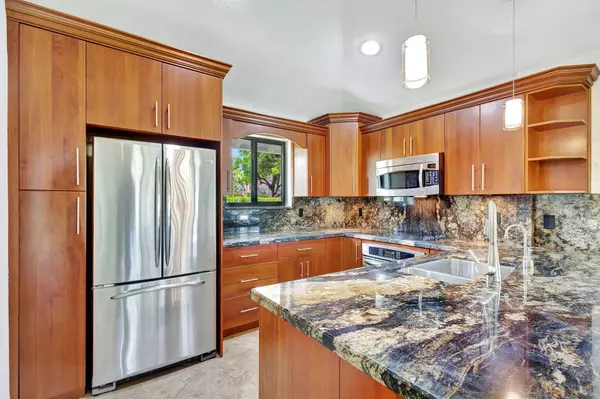 Palm Beach Gardens, FL 33418,908 Club DR 908