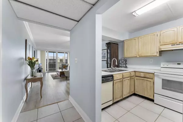 Boca Raton, FL 33432,8 Royal Palm Way 6040