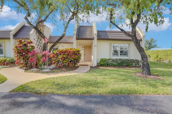 122 Lake Rebecca DR, West Palm Beach, FL 33411