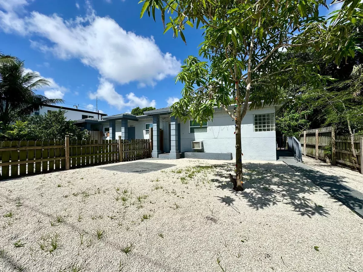 West Palm Beach, FL 33401,909 Windsor AVE