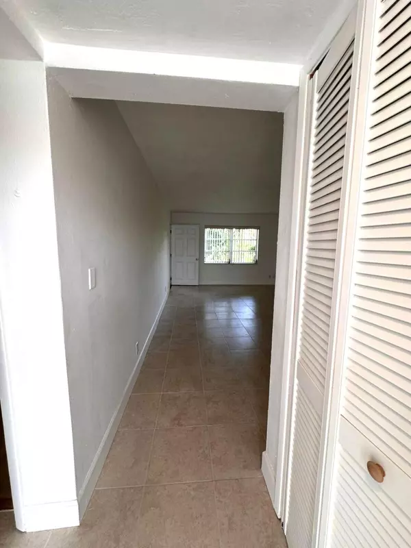 Royal Palm Beach, FL 33411,141 West CT