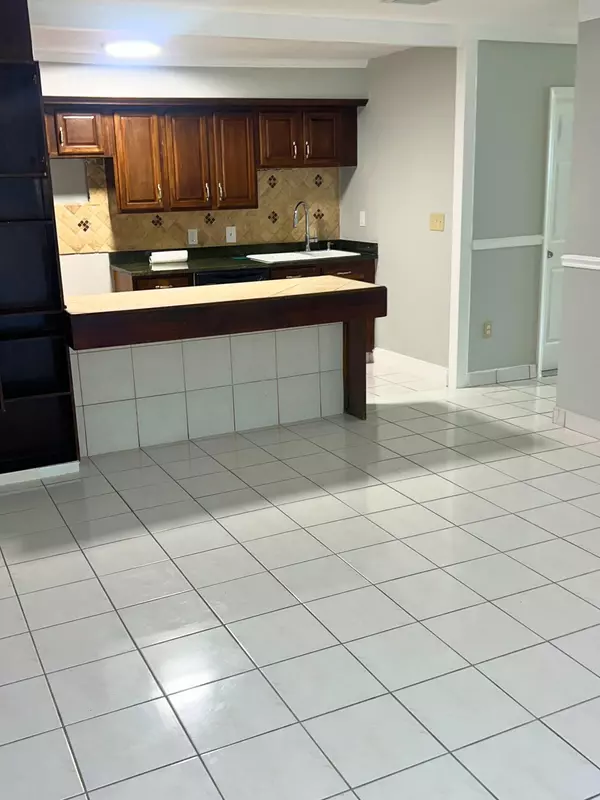 Deerfield Beach, FL 33064,900 Crystal Lake 1d DR