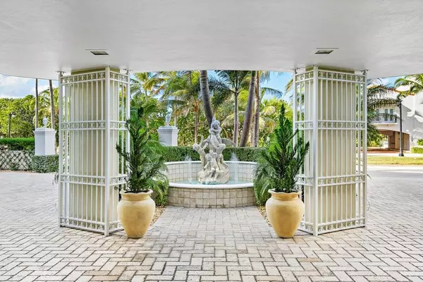 Palm Beach, FL 33480,100 Royal Palm WAY D1