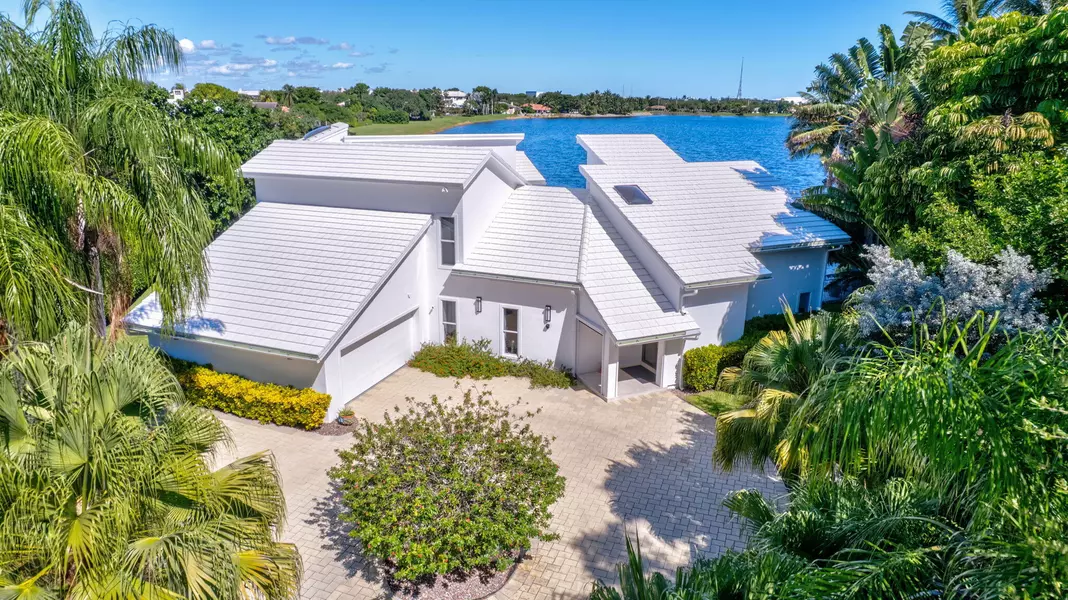 4 Woodbrook CIR, West Palm Beach, FL 33401