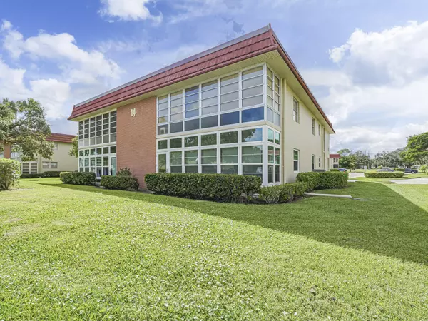 Vero Beach, FL 32962,14 Vista Palm LN 105