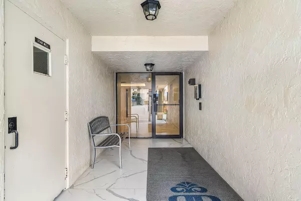 Boca Raton, FL 33433,7580 Regency Lake DR 402