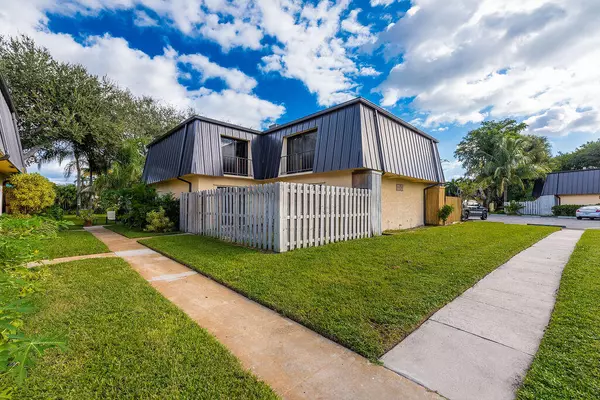 2429 Waterside DR, Lake Worth, FL 33461