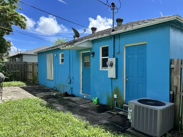 Riviera Beach, FL 33404,840 W 2nd ST
