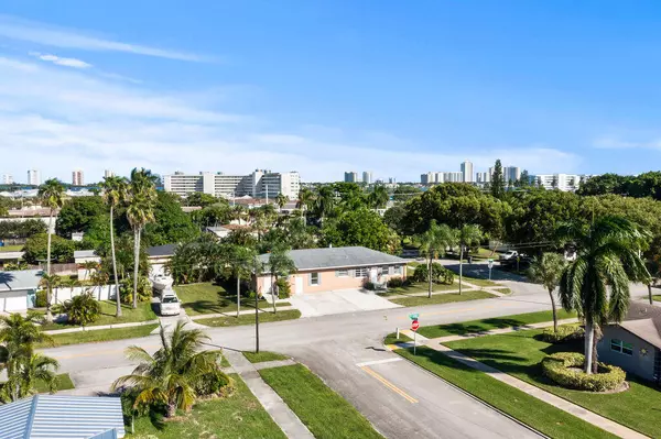Lake Park, FL 33403,137 Hawthorne DR