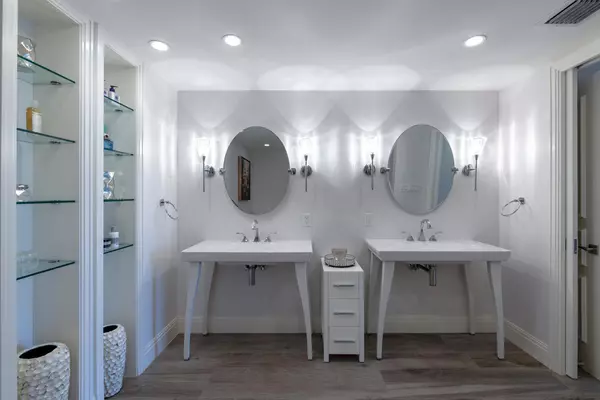 Palm Beach, FL 33480,2778 S Ocean BLVD S407