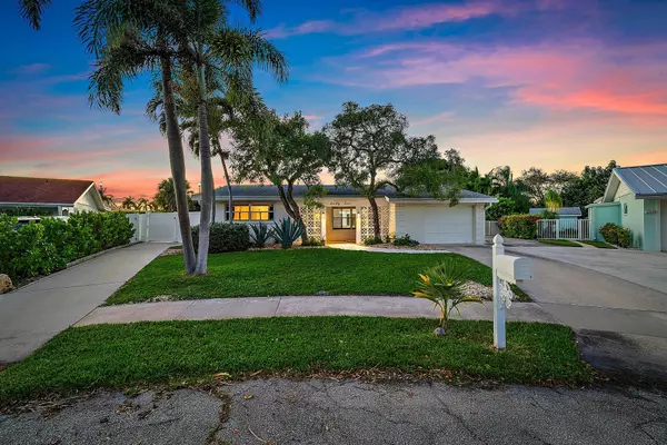 77 Holly CIR, Tequesta, FL 33469