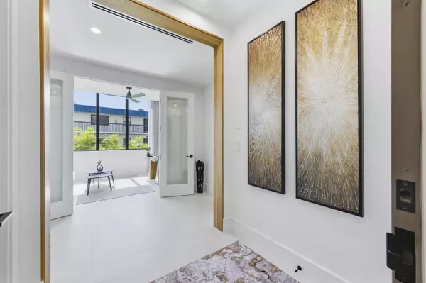 Singer Island, FL 33404,2323 Lake DR 201