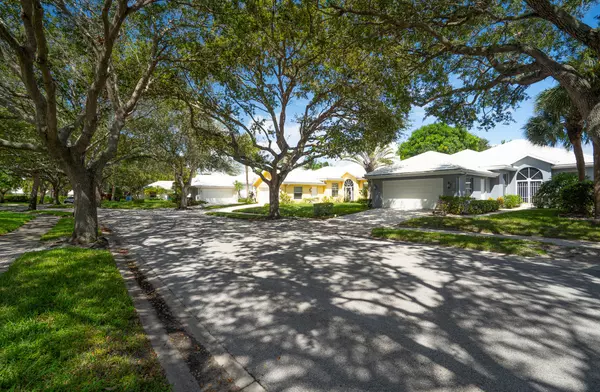 West Palm Beach, FL 33409,960 Bear Island CIR