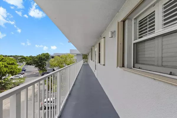 Oakland Park, FL 33309,112 Royal Park DR 4b