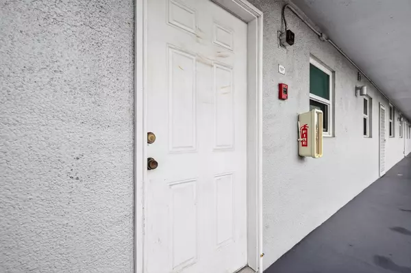 Oakland Park, FL 33309,111 Royal Park DR 4a