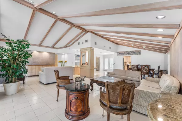 30 Hampshire LN, Boynton Beach, FL 33436