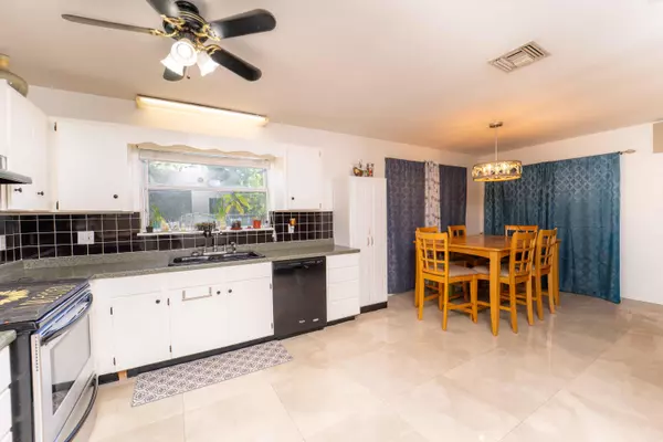 Port Saint Lucie, FL 34984,382 SE Evans AVE