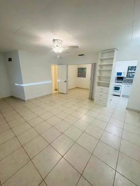 Delray Beach, FL 33483,555 Banyan Tree LN 5